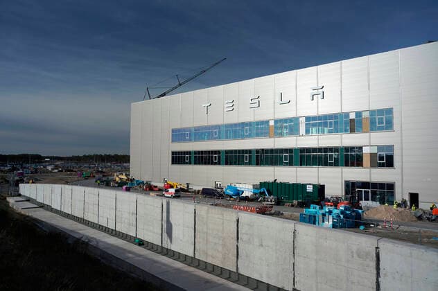 Nach Verzögerung wegen umweltrechtlicher Genehmigungsverfahren ist die Auto-Produktion von Tesla in der Gigafactory 4 jetzt mit voller Betriebsgenehmigung gestartet. Laut jüngsten Produktionszahlen verlassen inzwischen pro Woche 2.000 Autos das Werk. Obwohl ursprünglich für 2022 eine Wochenproduktion von 5.000 Fahrzeugen geplant war, sind die derzeitigen Produktionszahlen als gut einzuschätzen, da jedes hierzulande gebaute Auto den Druck vermindert, mit Tesla-Modellen aus China oder den USA die Bedürfnisse des europäischen Marktes zu decken. Auch für den Bau der Batteriefabrik sind sämtliche Genehmigungen erteilt. Die US-Zeitung Wall Street Journal hatte vor kurzem unter Berufung auf Insider berichtet, Elon Musks Unternehmen habe d Foto:xT.xBartillax xFuturexImage