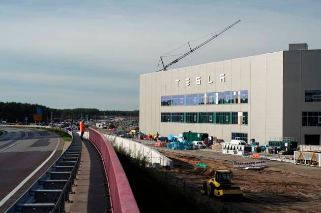 Nach Verzögerung wegen umweltrechtlicher Genehmigungsverfahren ist die Auto-Produktion von Tesla in der Gigafactory 4 jetzt mit voller Betriebsgenehmigung gestartet. Laut jüngsten Produktionszahlen verlassen inzwischen pro Woche 2.000 Autos das Werk. Obwohl ursprünglich für 2022 eine Wochenproduktion von 5.000 Fahrzeugen geplant war, sind die derzeitigen Produktionszahlen als gut einzuschätzen, da jedes hierzulande gebaute Auto den Druck vermindert, mit Tesla-Modellen aus China oder den USA die Bedürfnisse des europäischen Marktes zu decken. Auch für den Bau der Batteriefabrik sind sämtliche Genehmigungen erteilt. Die US-Zeitung Wall Street Journal hatte vor kurzem unter Berufung auf Insider berichtet, Elon Musks Unternehmen habe d Foto:xT.xBartillax xFuturexImage