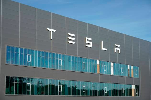 Nach Verzögerung wegen umweltrechtlicher Genehmigungsverfahren ist die Auto-Produktion von Tesla in der Gigafactory 4 jetzt mit voller Betriebsgenehmigung gestartet. Laut jüngsten Produktionszahlen verlassen inzwischen pro Woche 2.000 Autos das Werk. Obwohl ursprünglich für 2022 eine Wochenproduktion von 5.000 Fahrzeugen geplant war, sind die derzeitigen Produktionszahlen als gut einzuschätzen, da jedes hierzulande gebaute Auto den Druck vermindert, mit Tesla-Modellen aus China oder den USA die Bedürfnisse des europäischen Marktes zu decken. Auch für den Bau der Batteriefabrik sind sämtliche Genehmigungen erteilt. Die US-Zeitung Wall Street Journal hatte vor kurzem unter Berufung auf Insider berichtet, Elon Musks Unternehmen habe d Foto:xT.xBartillax xFuturexImage