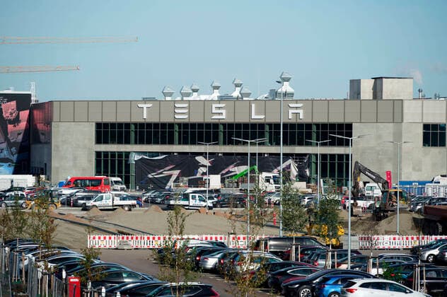 Nach Verzögerung wegen umweltrechtlicher Genehmigungsverfahren ist die Auto-Produktion von Tesla in der Gigafactory 4 jetzt mit voller Betriebsgenehmigung gestartet. Laut jüngsten Produktionszahlen verlassen inzwischen pro Woche 2.000 Autos das Werk. Obwohl ursprünglich für 2022 eine Wochenproduktion von 5.000 Fahrzeugen geplant war, sind die derzeitigen Produktionszahlen als gut einzuschätzen, da jedes hierzulande gebaute Auto den Druck vermindert, mit Tesla-Modellen aus China oder den USA die Bedürfnisse des europäischen Marktes zu decken. Auch für den Bau der Batteriefabrik sind sämtliche Genehmigungen erteilt. Die US-Zeitung Wall Street Journal hatte vor kurzem unter Berufung auf Insider berichtet, Elon Musks Unternehmen habe d Foto:xT.xBartillax xFuturexImage