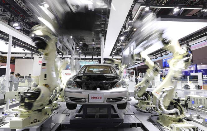 News Themen der Woche KW44 News Bilder des Tages (221105) -- SHANGHAI, Nov. 5, 2022 -- This photo shows the assembling work of a vehicle at the Intelligent Industry & Information Technology exhibition area of the fifth China International Import Expo (CIIE) at the National Exhibition and Convention Center (Shanghai) in east China s Shanghai, Nov. 5, 2022. The fifth CIIE is scheduled on Nov. 5-10 in China s economic hub Shanghai. ) (CIIE) CHINA-SHANGHAI-CIIE-EXHIBITION (CN) FangxZhe 