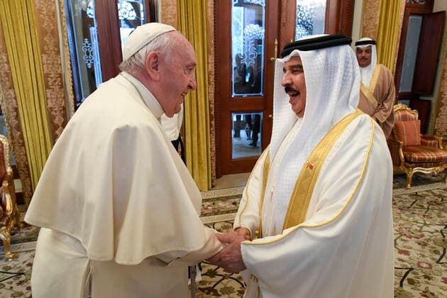 November 5, 2022, Roma: A moment of the meeting of Pope Francis with the King of Bahrain Hamad bin Isa Al Khalifa on the occasion of his Apostolic Journey to Bahrain, 5 November 2022. ANSA PRESS OFFICE VATICAN MEDIA Roma - ZUMAa110 20221105_zaf_a110_042 Copyright: xAnsa PressxOfficexVaticanxMediax