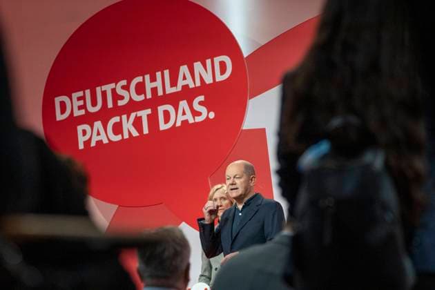 News Themen der Woche KW44 News Bilder des Tages SPD-Debattenkonvent 2022 in der Eventlocation Vollgutlager in Berlin-Neukölln - Bundeskanzler Olaf Scholz stellt sich der Diskussion mit Parteimitgliedern unter dem Motte Zeitenwende - Deutschland packt das - Townhall mit Olaf Scholz -;Bundeskanzler Olaf Scholz stellt sich der Diskussion mit Parteimitgliedern unter dem Motte Zeitenwende - Deutschland packt das - Townhall mit Olaf Scholz -, Berlin Berlin Deutschland Vollgutlager *** SPD Debate Convention 2022 in the event location Vollgutlager in Berlin Neukölln Federal Chancellor Olaf Scholz faces the discussion with party members under the motto Zeitenwende Deutschland packt das Townhall mit Olaf Scholz Federal Chancellor Olaf Scholz faces the discussion with party members under the motto