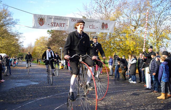 Entertainment Themen der Woche KW44 Entertainment Bilder des Tages (221105) -- PRAGUE, Nov. 5, 2022 -- Participants take part in a high-wheel bicycle race in Prague, the Czech Republic, Nov. 5, 2022. (Photo by Xinhua) CZECH REPUBLIC-PRAGUE-HIGH-WHEEL BICYCLE-RACE DanaxKesnerova 