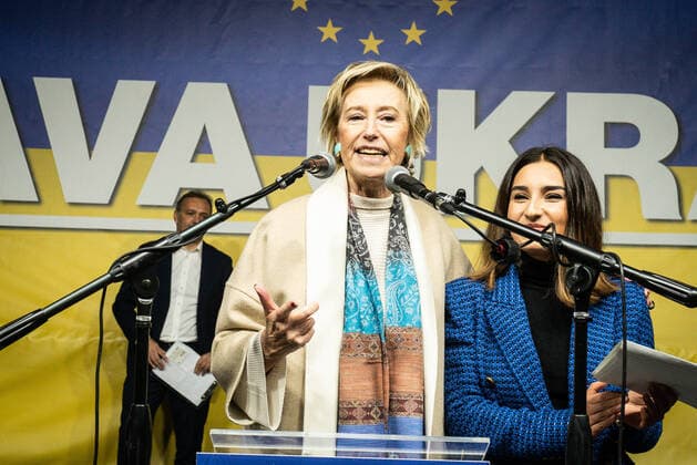 News Themen der Woche KW44 News Bilder des Tages MILAN - Pro-Ukraine demonstration Peace is not surrender . in the photo: Letizia Moratti. Arch of Peace Editorial Usage Only  Copyright: xStefanoxDexGrandisx xIPAx