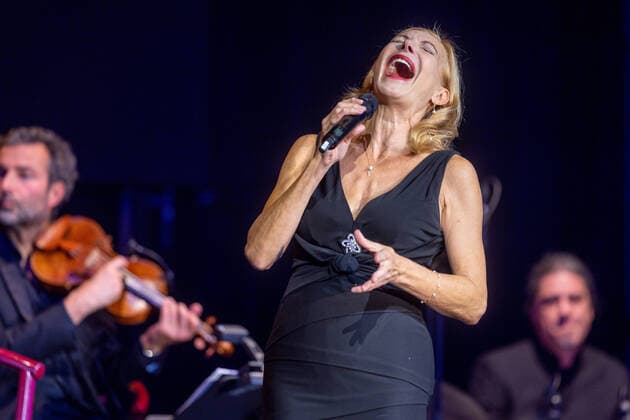 Bilder des Jahres 2022, Entertainment 11 November Entertainment Themen der Woche KW44 Entertainment Bilder des Tages Ute Lemper Ute Lemper singt bei den 36. Internationalen Sonneberger Jazztagen im Gesellschaftshaus ihr Programm Songs from the broken Heart. Sonneberg Thüringen DEUTSCHLAND *** Ute Lemper Ute Lemper sings her program Songs from the broken Heart Sonneberg Thuringia GERMANY at the 36 Internationale Sonneberger Jazztage in the Gesellschaftshaus