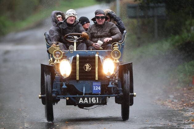 Entertainment Themen der Woche KW44 Entertainment Bilder des Tages . 06 11 2022. Staplefield, United Kingdom. Competitors driving through the village of Staplefield in Sussex,United Kingdom, during the annual London to Brighton Veteran Car Run.  xStephenxLockx xi-Imagesx IIM-23905-0010