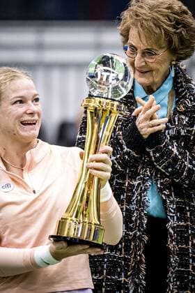 Entertainment Bilder des Tages 2022-11-06 14:23:29 OSS - Princess Margriet and Diede de Groot during the final day of the 2022 ITF Wheelchair Tennis Masters, the wheelchair tennis world championship in sports center De Rusheuvel. ANP ROYAL IMAGES ROB ENGELAAR netherlands out - belgium out