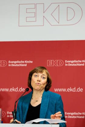 News Themen der Woche KW44 Die Ratsvorsitzende der Evangelischen Kirche in Deutschland (EKD) Annette Kurschus spricht bei einer Pressekonferenz der 3.Tagung der 13. Synode der EKD in Magdeburg am 06.11.2022. Das evangelische Kirchenparlament tagt bis 09.11.2022 in Magdeburg. Auf der Tagesordnung stehen unter anderem Beratungen ueber den Haushalt, die Aufarbeitung sexualisierter Gewalt und der kirchliche Klimaschutz (Foto vom 06.11.2022). Pressekonferenz der EKD-Synode in Magdeburg *** The chairwoman of the Council of the Evangelical Church in Germany EKD Annette Kurschus speaks at a press conference of the 3 session of the 13 Synod of the EKD in Magdeburg on 06 11 2022 The Protestant church parliament meets until 09 11 2022 in Magdeburg On the agenda are, among other Copyright: epd-bild JensxSchlueter EDITORIAL USE ONLY
