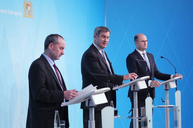 News Themen der Woche KW44 News Bilder des Tages Pressekonferenz zum Thema Härtefallfonds und Energie Versorgung in Bayern und Eckpunkte des Bayer. Haushalts Hubert Aiwanger , Markus Söder und Finanzminister Albert Füracker, München Deutschland Prinz-Carl-Palais *** Press conference on hardship fund and energy supply in Bavaria and key points of the Bavarian budget Hubert Aiwanger , Markus Söder and Finance Minister Albert Füracker, Munich Germany Prinz Carl Palais