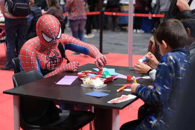 Entertainment Themen der Woche KW44 Entertainment Bilder des Tages Madrid Comic Pop Up 2022 visitor dressed as Gwen Stacy attends the Madrid Comic Pop Up 2022 at Ifema on November 06, 2022 in Madrid, Spain. madrid Spain  Copyright: xOscarxGonzalezx originalFilename: gonzalez-notitle221106_npp8J.jpg