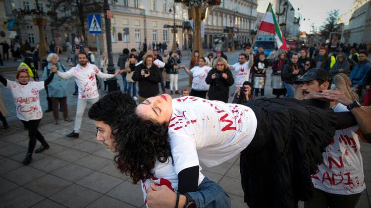 News Themen der Woche KW44 Protest Against Brutality Of Iranian Regime A young woman is seen during a performance in front of the campus of the University of Warsaw in Warsaw, Poland on 06 November, 2022. Authorities in Iran have been cracking down on mass protests across the country since the death of Mahsa Amini in September. The protests have so far resulted in more than 300 fatalities including over 40 minors mainly due to brutal methods used to authorities to quash demonstrations. Warsaw Poland  Copyright: xSTRx originalFilename: arriens-protesta221106_npIYu.jpg