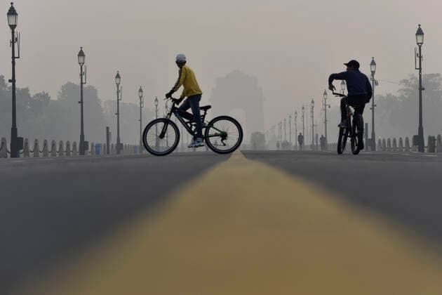 News Themen der Woche KW44 News Bilder des Tages NEW DELHI, INDIA NOVEMBER 6: Cyclists amid dense smog seen over Kartavya Path area during morning hours, amid deteriorating air quality, on November 6, 2022 in New Delhi, India. (Photo by Salman Ali Hindustan Times ) Delhi-NCR Air Quality In Very Poor Category
