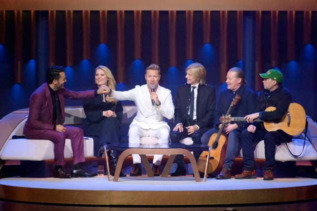 Giovanni Zarrella mit Ronan Keating und The Kelly Family in der TV Show Die Giovanni Zarrella Show in der Baden-Arena. Offenburg, 05.11.2022 *** Giovanni Zarrella with Ronan Keating and The Kelly Family in the TV show The Giovanni Zarrella Show in the Baden Arena Offenburg, 05 11 2022 Foto:xF.xKernx xFuturexImage