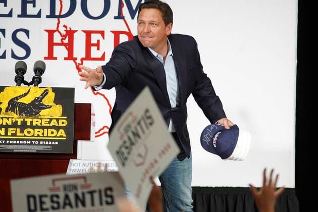 News Themen der Woche KW44 November 6, 2022, Sun City Center, Florida, USA: Florida Governor Ron DeSantis tosses autographed hats to a crowd of supporters during a rally on Sunday, Nov. 6, 2022 in Sun City Center. Sun City Center USA - ZUMAs70_ 20221106_zan_s70_058 Copyright: xLuisxSantanax