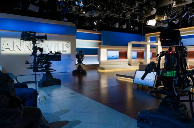 Studio mit Kameras bei Anne Will 2022-11-06, Deutschland, Berlin. Symbolbild Studio mit TV-Kameras bei Anne Will im Ersten. *** Studio with cameras at Anne Will 2022 11 06, Germany, Berlin Symbolic image Studio with TV cameras at Anne Will in Ersten