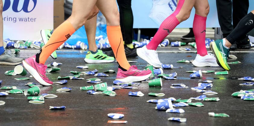 News Themen der Woche KW44 November 6, 2022, New York City, New York, USA: Runners run over discarded water cups on 1st Avenue at the 2022 New York Marathon. New York City USA - ZUMAk03_ 20221106_zaf_k03_097 Copyright: xNancyxKaszermanx
