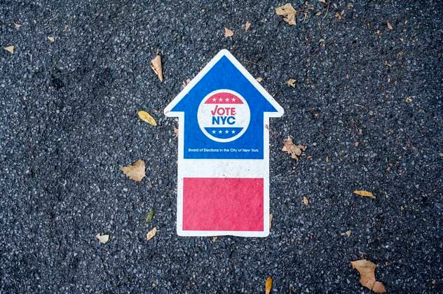 News Themen der Woche KW44 News Bilder des Tages November 6, 2022, New York City, New York, United States: A sticker on the ground pointing the way to a voting site outside a voting site at West Side High School during early voting in New York City. New York City United States - ZUMAb161 20221106_zap_b161_046 Copyright: xMichaelxBrochsteinx