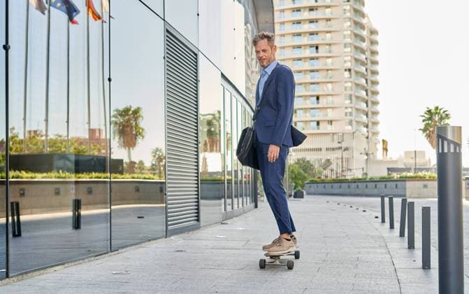 IMAGO Creative: Business - Progressive Geschäftsmodelle young businessman goes to work on a skateboard Valencia, Valencian Community, Spain CR_VFKDPR221106-1067457-01 ,model released, Symbolfoto