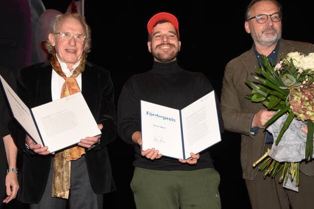 Walter Hess (Theaterpreis 2020) Preistraeger- Emre Akal Foerderpreis Theater 2020 Preistraeger -Anton Biebl Kulturreferent Muenchen 06.11.2022 Muenchner Kammerspiele Theater Foerderpreis Verleihung der Stadt Muenchen