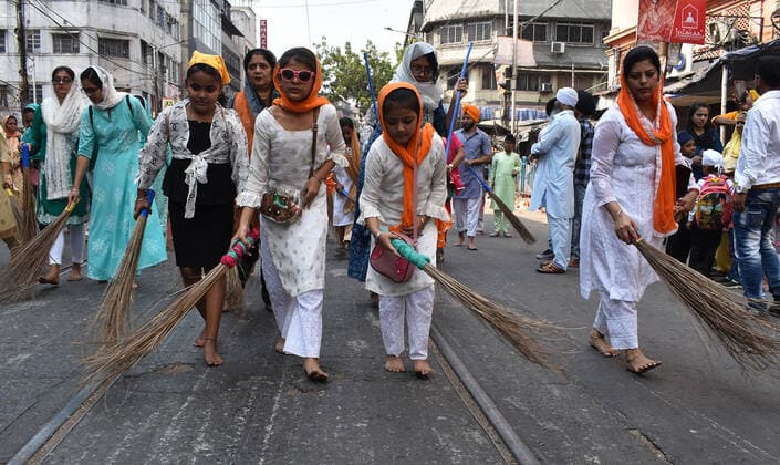 News Themen der Woche KW44 News Bilder des Tages India: Nagar Sankirtan by the Sikh communities Nagar Sankirtan rally from Bara Bazar to Bagmari organized by the Sikh communities, to celebrate 563rd birth anniversary of Guru Nanak in Kolkata. Kolkata West Bengal India Copyright: SayantanxChakraborty