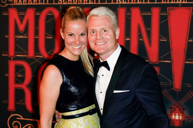 Guido Cantz mit Ehefrau Kerstin Ricker bei der Premiere des Musicals Moulin Rouge! im Musical Dome. Köln, 06.11.2022 *** Guido Cantz with wife Kerstin Ricker at the premiere of the musical Moulin Rouge in the Musical Dome Cologne, 06 11 2022 Foto:xR.xSchmiegeltx xFuturexImage