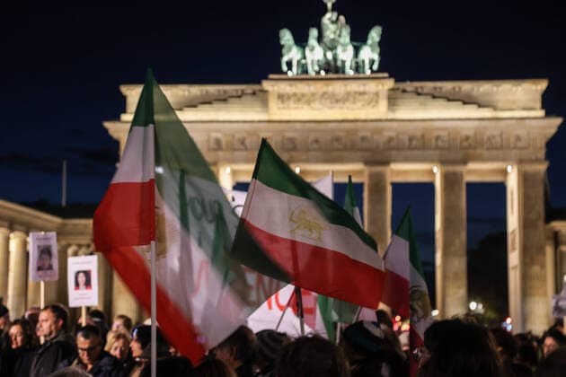 Bilder des Jahres, News 11 November News Themen der Woche KW45 News Bilder des Tages Kundgebung aus Solidarität mit der Protestbewegung in Iran. Aufgerufen haben die Initiative des RAV, der VDJ, die Neue Richtervereinigung, der RAK-Berlin, dem DAV, dem ECCHR und dem djb am 07.11.2022 vor dem Brandenburger Tor in Berlin. Kundgebung aus Solidarität mit der Protestbewegung in Iran am Brandenburger Tor *** Rally in solidarity with the protest movement in Iran Have called the initiative of the RAV, the VDJ, the New Judges Association, the RAK Berlin, the DAV, the ECCHR and the djb on 07 11 2022 in front of the Brandenburg Gate in Berlin Rally in solidarity with the protest movement in Iran at the Brandenburg Gate