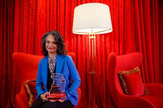 Entertainment Bilder des Tages November 7, 2022, TORONTO, ON, CANADA: Suzette Mayr is photographed after accepting her award as the 2022 Scotiabank Giller Prize winner in Toronto, Monday, Nov. 7, 2022. TORONTO CANADA  - ZUMAc35_ 20221107_zaf_c35_144 Copyright: xColexBurstonx