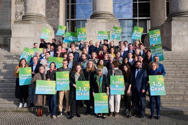 Bilder des Jahres, News 11 November News Themen der Woche KW45 News Bilder des Tages Berlin, Foto-Aktion der Fraktion von Bündnis90 Die Grünen zum Start der Weltklimakonferenz Foto-Aktion der Bundestagsfraktion von Bündnis90 Die Grünen am 08.11.2022 auf den Treppen des Reichstagsgebäudes in Berlin zum Start der 27. Weltklimakonferenz in Ägypten. Berlin Berlin Deutschland *** Berlin, photo action of the parliamentary group of Bündnis90 Die Grünen to the start of the world climate conference photo action of the parliamentary group of Bündnis90 Die Grünen on 08 11 2022 on the steps of the Reichstag building in Berlin to the start of the 27 world climate conference in Egypt Berlin Germany