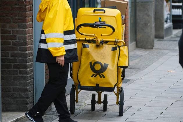 Düsseldorf 08.11.2022 Post DHL Brief Briefe Briefzustellung Zusteller Briefpost Posthorn Postbote Postzusteller Trolley Briefträger Düsseldorf Nordrhein-Westfalen Deutschland *** Dusseldorf 08 11 2022 post DHL letter letters mail delivery post horn letter carrier mail carrier trolley letter carrier Dusseldorf North Rhine Westphalia Germany