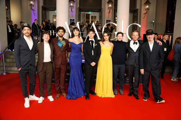 Bilder des Jahres 2022, Entertainment 11 November Entertainment Themen der Woche KW45 Florian Sigl, Elliot Courtiour, Amir Wilson, Niamh McCormack, Jack Wolfe, Asha Banks, Iwan Rheon, Stefan Konarske und Roland Emmerich bei der Premiere des Kinofilms The Magic Flute - Das Vermächtnis der Zauberflöte im Staatstheater am Gärtnerplatz. München, 07.11.2022 *** Florian Sigl, Elliot Courtiour, Amir Wilson, Niamh McCormack, Jack Wolfe, Asha Banks, Iwan Rheon, Stefan Konarske and Roland Emmerich at the premiere of the feature film The Magic Flute Das Vermächtnis der Zauberflöte at the Staatstheater am Gärtnerplatz Munich, 07 11 2022 Foto:xD.xBedrosianx xFuturexImage