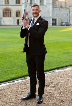 . 08 11 2022. Windsor, United Kingdom. Olympic swimmer Adam Peaty with his OBE after an Investiture at Windsor Castle, United Kingdom.  xStephenxLockx xi-Imagesx IIM-23912-0013