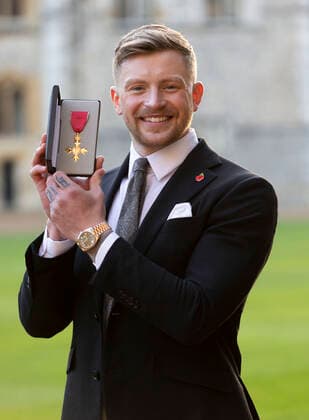 . 08 11 2022. Windsor, United Kingdom. Olympic swimmer Adam Peaty with his OBE after an Investiture at Windsor Castle, United Kingdom.  xStephenxLockx xi-Imagesx IIM-23912-0014
