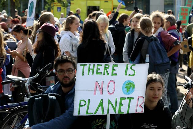 GLOBALER KLIMASTREIK AM 23. SEPTEMBER - GER, Germany, Deutschland, Berlin, 23.09.2022 - Berlin-Mitte: Mit einer weltweiten Protestaktion geht die Jugendbewegung FRIDAYS FOR FUTURE unterstützt von diversen gesamtgesellschaftlichen Bündnissen auf die Straße. Unter dem Motto: PeopleNotProfit fordert Fridays for Future am 23. September 2022 auf allen Kontinenten und überall in Deutschland ein, dass die Politik nicht mehr länger Konzerninteressen über Menschenleben stellt. In Berlin kommen zehntausende Demonstranten im Invalidenpark zu einer Auftaktkundgebung zusammen, um anschließend in einem großen Protestzug durch das Regierungsviertel zu ziehen. Danach versammeln sich die Protestierenden zu einer Abschlusskundgebung wieder im Invali