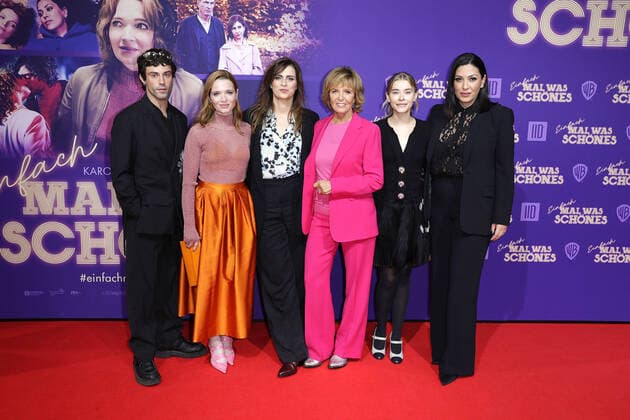 Bilder des Jahres 2022, Entertainment 11 November Entertainment Themen der Woche KW45 Entertainment Bilder des Tages Aaron Altaras, Karoline Herfurth, Nora Tschirner, Ulrike Kriener, Milena Tscharntke und Jasmin Shakeri bei der Film Premiere von Einfach mal was Schönes am 8.11.2022 in Berlin Einfach mal was Schoenes Filmpremiere in Berlin *** Aaron Altaras, Karoline Herfurth, Nora Tschirner, Ulrike Kriener, Milena Tscharntke and Jasmin Shakeri at the film premiere of Einfach mal was Schönes on 8 11 2022 in Berlin Einfach mal was Schoenes film premiere in Berlin 