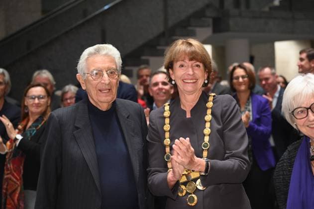 News Themen der Woche KW45 News Bilder des Tages Politiker Gerhart Baum und Oberbürgermeisterin Henriette Reker beim Empfang anlässlich des 90. Geburtstag des Politiker Gerhart Baum im Kölner Rathaus *** Politician Gerhart Baum and Lord Mayor Henriette Reker at the reception to mark the 90th birthday of politician Gerhart Baum at Cologne City Hall