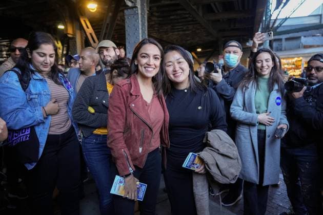 Berühmte Feministinnen, Alexandria Ocasio-Cortez Kathy Hochul Election Campaign 2022 NEW YORK, NEW YORK, - NOVEMBER 8, 2022; Governor Hochul campaign at Woodside Subway Station in Queens, New York with Congresswoman Alexandria Ocasio-Cortez, Senator Michael Gianaris, Queens Borough President Donovan Richards and Council Member Julie Won. New York City United States  Copyright: xJohnxNacionx originalFilename: nacion-kathyhoc221108_npmkl.jpg