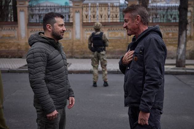 Ukraine-Krieg, Jahrestag der Invasion, Persönlichkeiten besuchen die Ukraine, Archivbilder Bilder des Jahres, News 11 November News Themen der Woche KW45 News Bilder des Tages Ukrainian President Volodymyr Zelenskyy meets with the Hollywood actor and philanthropist Sean Penn, during a visit to the Ukrainian capital of Kyiv, Ukraine, on November 8, 2022. Penn gifted Zelenskyy with one of his personal Oscar statuettes, saying, When you win, bring it back to Malibu. Photo via Ukrainian Presidential Press Office 1 WAX2022110805 UKRAINIANxPRESIDENTIALxPRESSxOFF