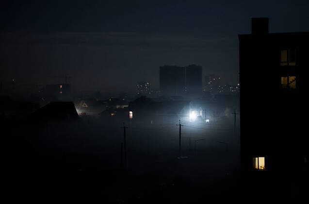 Bilder des Jahres, News 11 November News Themen der Woche KW45 War In Ukraine Lightly illuminated private houses and block of flats are seen during the blackout at the outskirts of Kyiv, Ukraine, November 8, 2022. Ukraine suffers regular blackouts caused by electricity shortages following the russians strike civil infrastructure objects. Kyiv Ukraine  Copyright: xSergiixKharchenkox originalFilename: kharchenko-notitle221108_npdU0.jpg