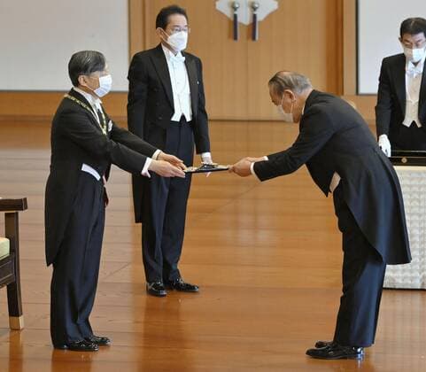 japan, Kaiser Naruhito beu Ordensverleihung in Tokio Imperial conferment of decorations Japanese Emperor Naruhito (L) confers the Grand Cordon of the Order of the Sacred Treasure to Ichiro Fujisaki, former Japanese ambassador to the United States, at the Imperial Palace in Tokyo on Nov. 9, 2022. (Pool photo)  A14AA0001353581P