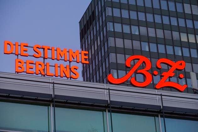 Werbung Tageszeitung BZ, Europa Center, Breitscheidplatz, Tauentzien, Charlottenburg, Berlin, Deutschland *** Advertising daily newspaper BZ, Europa Center, Breitscheidplatz, Tauentzien, Charlottenburg, Berlin, Germany