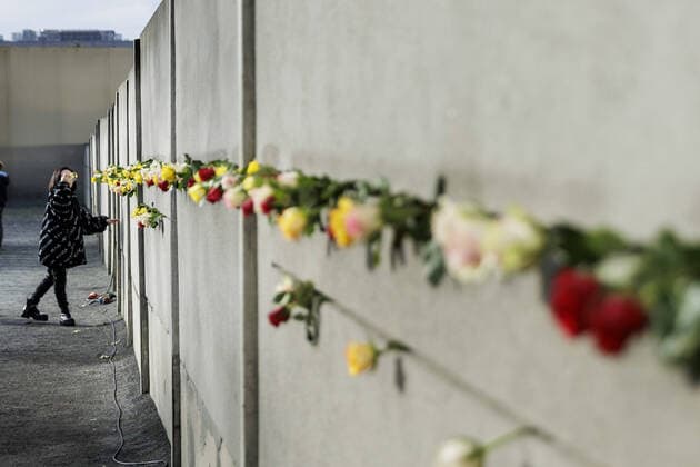 Bilder des Jahres, News 11 November News Themen der Woche KW45 News Bilder des Tages Rosen stecken an der Gedenkstaette der Berliner Mauer am Tag des Mauerfalls in Berlin, 09.11.2022. Berlin Deutschland *** Roses stuck at the Berlin Wall memorial on the day of the fall of the Berlin Wall in Berlin, 09 11 2022 Berlin Germany Copyright: xKiraxHofmann photothek.dex