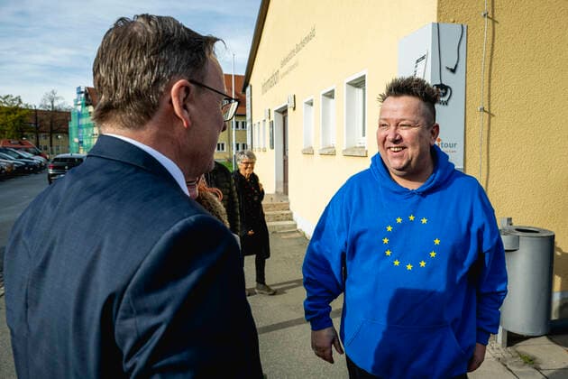 LÖWENHERZ FRIEDENSPREIS 2022 FÜR BODO RAMELOW 09 11 2022 - Weimar: Die Verleihung des Löwenherz Friedenspreises, für Personen, die sich in herausragender Weise um Frieden und Versöhnung verdient gemacht haben, an Bodo Ramelow am 9. November 2022 im Kinosaal der KZ Gedenkstätte Buchenwald. Ministerpräsident Bodo Ramelow (DIE LINKE) wird von Sänger Sebastian Krumbiegel begrüßt. _________________