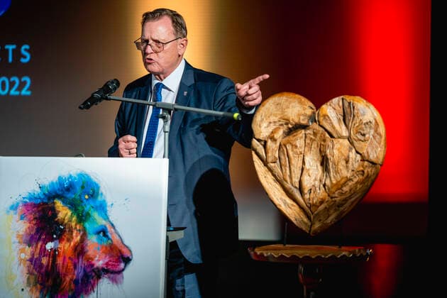 LÖWENHERZ FRIEDENSPREIS 2022 FÜR BODO RAMELOW 09 11 2022 - Weimar: Die Verleihung des Löwenherz Friedenspreises, für Personen, die sich in herausragender Weise um Frieden und Versöhnung verdient gemacht haben, an Bodo Ramelow am 9. November 2022 im Kinosaal der KZ Gedenkstätte Buchenwald. Ministerpräsident Bodo Ramelow (DIE LINKE). _________________