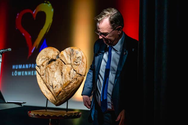 LÖWENHERZ FRIEDENSPREIS 2022 FÜR BODO RAMELOW 09 11 2022 - Weimar: Die Verleihung des Löwenherz Friedenspreises, für Personen, die sich in herausragender Weise um Frieden und Versöhnung verdient gemacht haben, an Bodo Ramelow am 9. November 2022 im Kinosaal der KZ Gedenkstätte Buchenwald. Ministerpräsident Bodo Ramelow (DIE LINKE). _________________