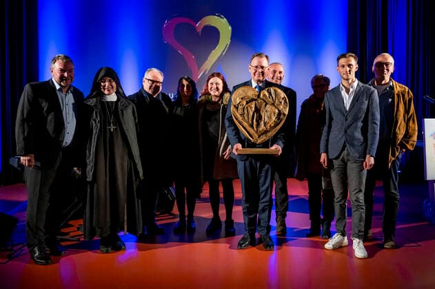 News Bilder des Tages LÖWENHERZ FRIEDENSPREIS 2022 FÜR BODO RAMELOW 09 11 2022 - Weimar: Die Verleihung des Löwenherz Friedenspreises, für Personen, die sich in herausragender Weise um Frieden und Versöhnung verdient gemacht haben, an Bodo Ramelow am 9. November 2022 im Kinosaal der KZ Gedenkstätte Buchenwald. Ministerpräsident Bodo Ramelow (DIE LINKE) mit den Projekt-Verantwortlichen. _________________