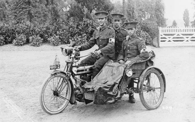 RECORD DATE NOT STATED Three soldiers on a bicycle and sidecar, (WWI?). Artist: Unknown Copyright:xNationalxMotorxMuseum HeritagexImagesx IMAGO ,1193261 ! ACHTUNG: AUFNAHMEDATUM GESCHÄTZT!  Copyright:NationalxMotorxMuseum HeritagexImagesx IMAGO