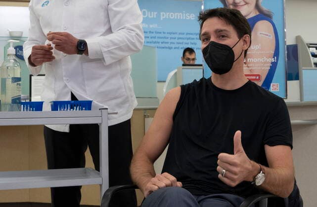 News Bilder des Tages November 9, 2022, Ottawa, ON, Canada: Prime Minister Justin Trudeau gives a thumbs up as the pharmacist prepares a flu vaccination, Wednesday, November 9, 2022 in Ottawa. Ottawa Canada  - ZUMAc35_ 20221109_zaf_c35_016 Copyright: xAdrianxWyldx