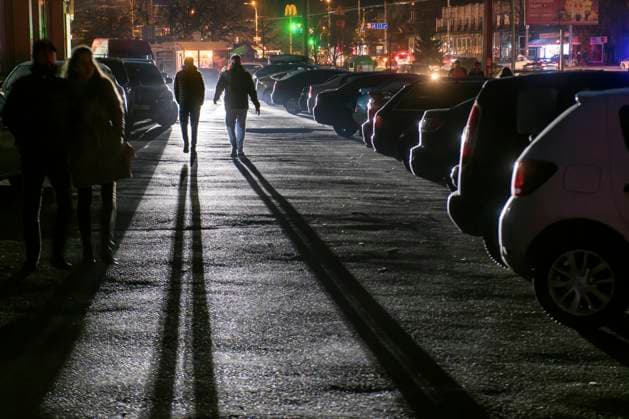 Daily Life In Kyiv People go by the dark street during a blackout after a Russian missile attack on Ukrainian power infrastructure in Kyiv, Ukraine, November 09, 2022 Kyiv Ukraine  Copyright: xMaxymxMarusenkox originalFilename: musienko-notitle221109_npa3e.jpg