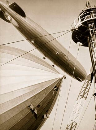RECORD DATE NOT STATED Germany s two mighty airships, the Graf Zeppelin and the Hindenburg , 1936. Artist: Unknown Copyright:xHistoricaxGraphicaxCollection HeritagexImagesx IMAGO ,2378027 ! ACHTUNG: AUFNAHMEDATUM GESCHÄTZT!  Copyright:HistoricaxGraphicaxCollection HeritagexImagesx IMAGO